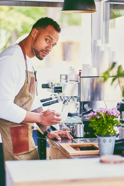 Siyah kahve satıcı sakallı