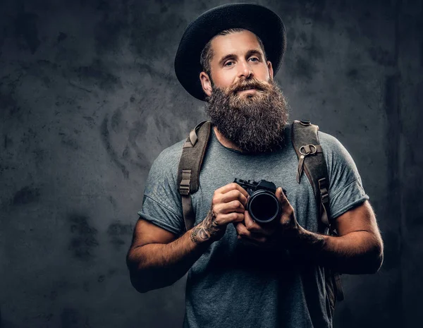 Sakallı dövmeli fotoğrafçı