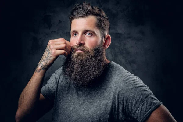 Dövmeli acımasız sakallı erkek — Stok fotoğraf