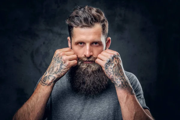 Жорстокий бородатий чоловік з татуюваннями — стокове фото