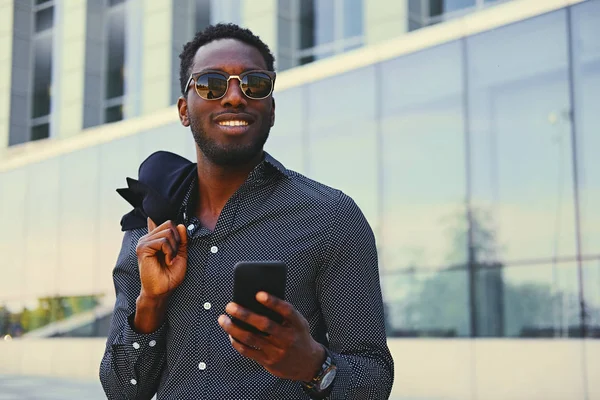 Nero maschio americano utilizzando uno smart phone — Foto Stock