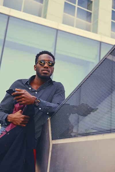 Siyah Amerikalı bir akıllı telefon kullanan erkek