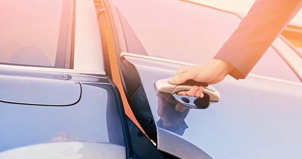 El hombre abre la puerta del coche — Foto de Stock