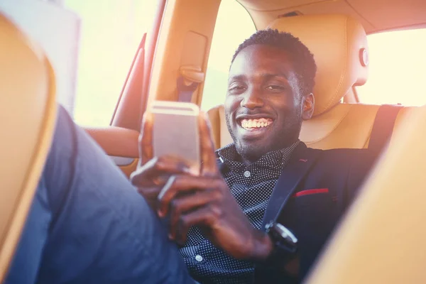 Hombre negro usando un teléfono inteligente — Foto de Stock