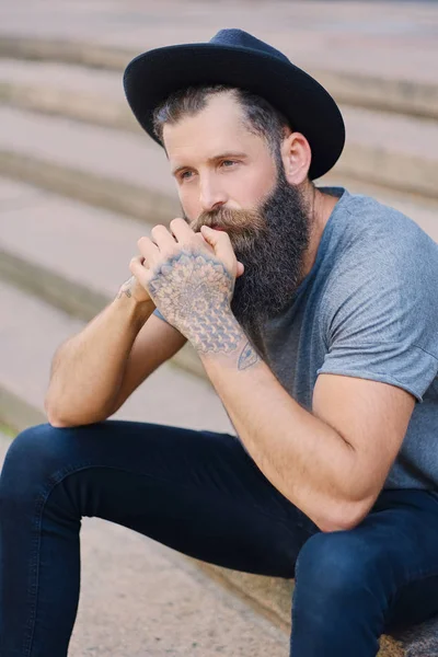 şapkalı bir sakallı adam