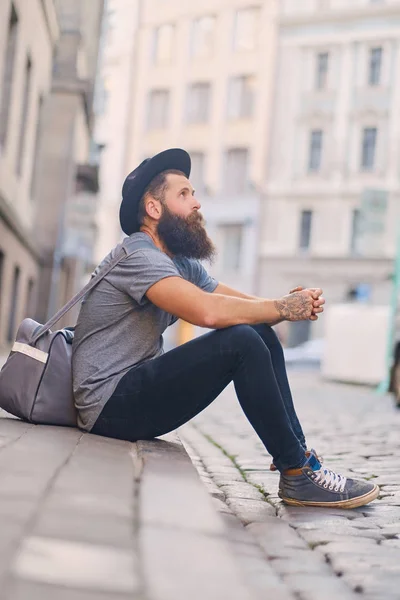 La imagen de cuerpo completo del hipster barbudo —  Fotos de Stock