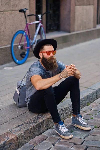 Бородатый татуированный мужчина в шляпе — стоковое фото