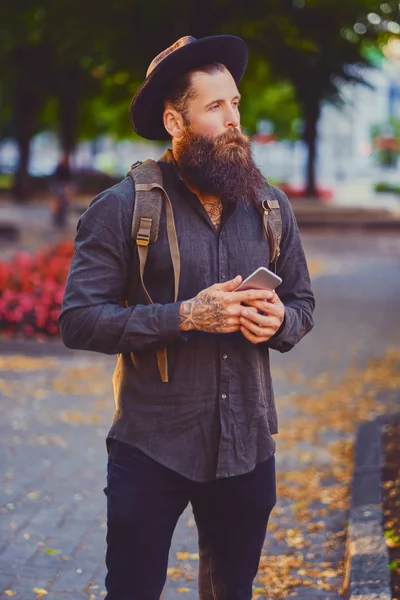 Hombre viajero usando un teléfono inteligente —  Fotos de Stock