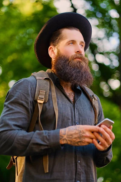 Hombre usando un smartphone en un parque —  Fotos de Stock