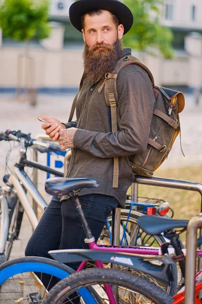 Бородатый хипстер с рюкзаком — стоковое фото