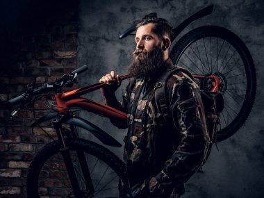 Bir Kamuflaj ceketi giymiş erkek