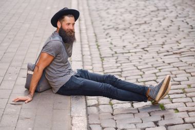 Sakallı hippi tam vücut görüntü  