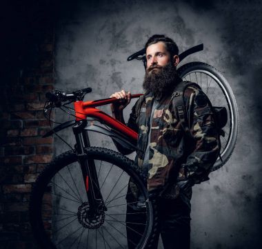 Hipster dağ Bisiklet tutar