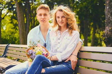 çekici genç çifte sarılma