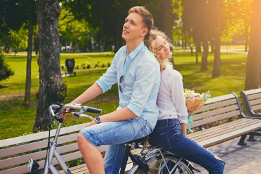 Çift üzerinde bisiklet sürme