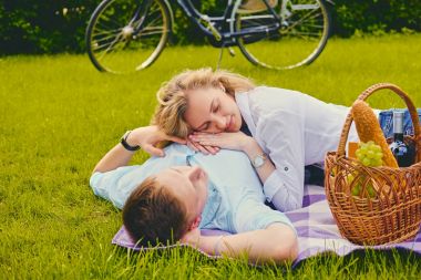 Piknik üzerinde güzel Çift