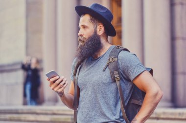 Sakallı dövmeli Gezgin