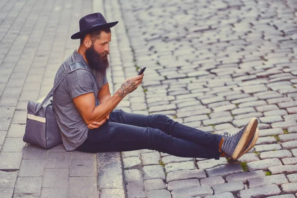 Traveller male using a smartphone — Stock Photo, Image