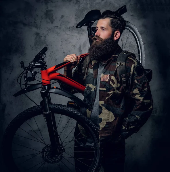 Hipster sostiene bicicleta de montaña — Foto de Stock