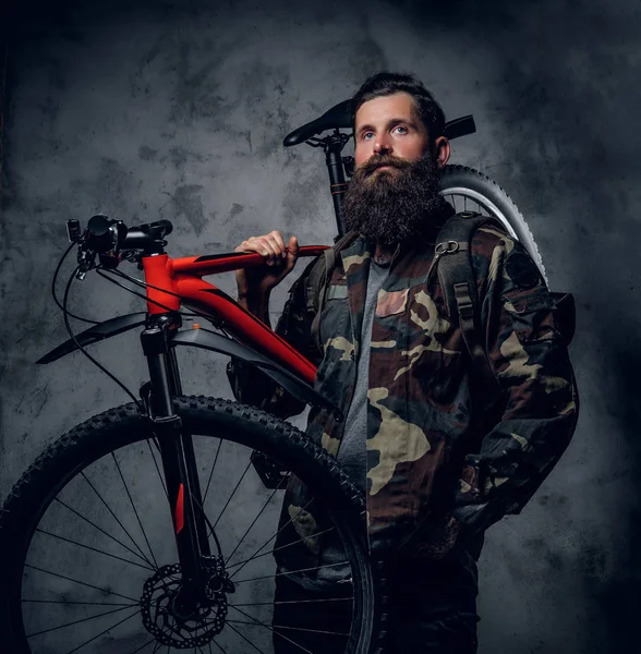 流行に敏感な保持しているマウンテン自転車 — ストック写真