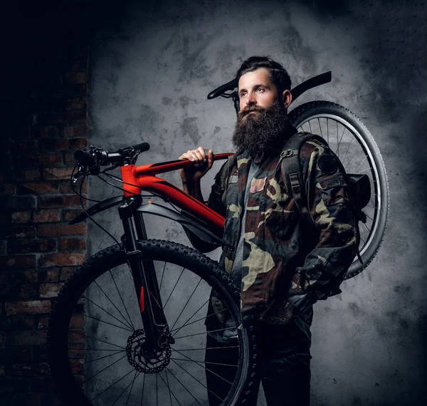 Hipster dağ Bisiklet tutar