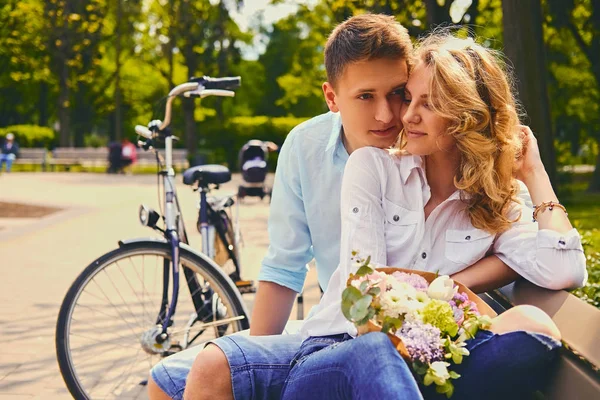 Couple sur un rendez-vous dans un parc d'été — Photo