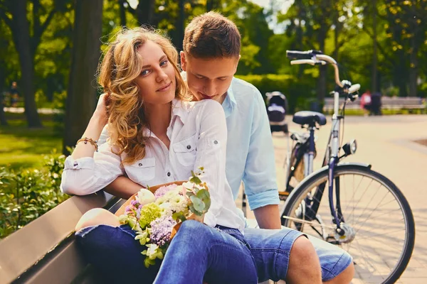 Koppel op een dating in een zomer-park — Stockfoto