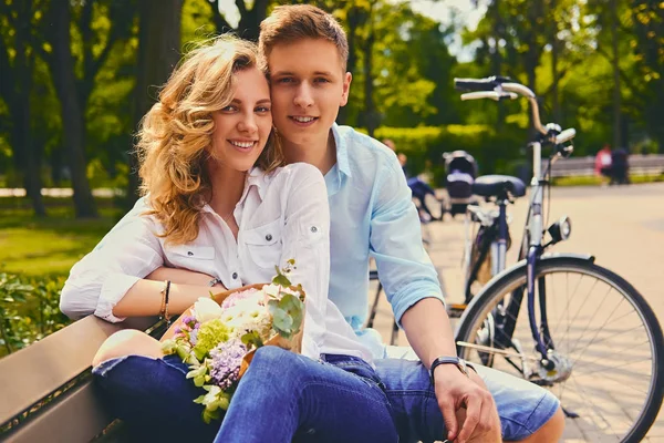 Casal em um namoro em um parque de verão — Fotografia de Stock