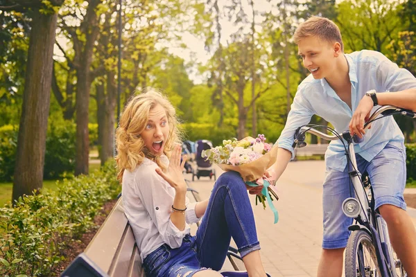 Koppel op een dating in een zomer-park — Stockfoto