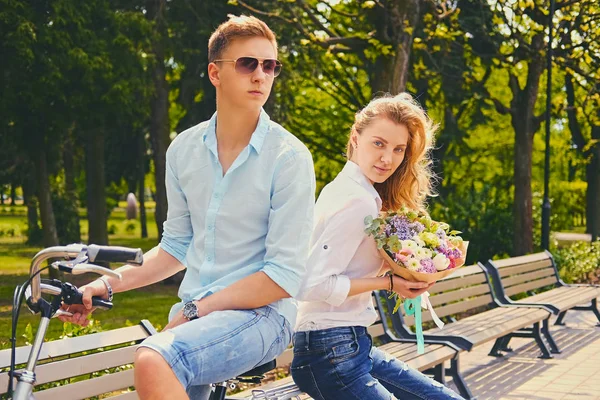 Paar rijden op de fiets — Stockfoto