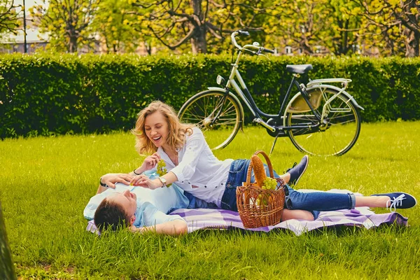 Couple adorable dans un parc d'été . — Photo