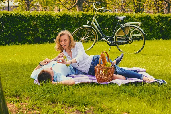 Günters par i en sommar park. — Stockfoto