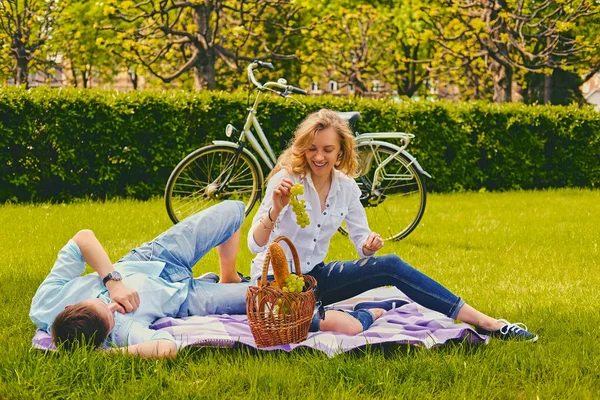 Handsome young couple — Stock Photo, Image