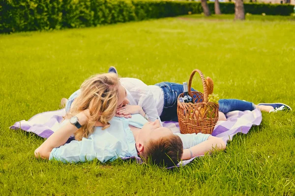 Красива пара на пікнік — стокове фото