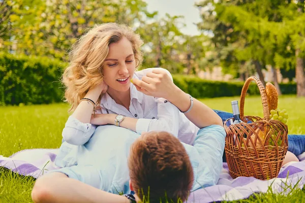 Handsome couple on a picnic — Stock Photo, Image