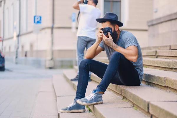 Street photographer sits on a step — Stock Photo, Image