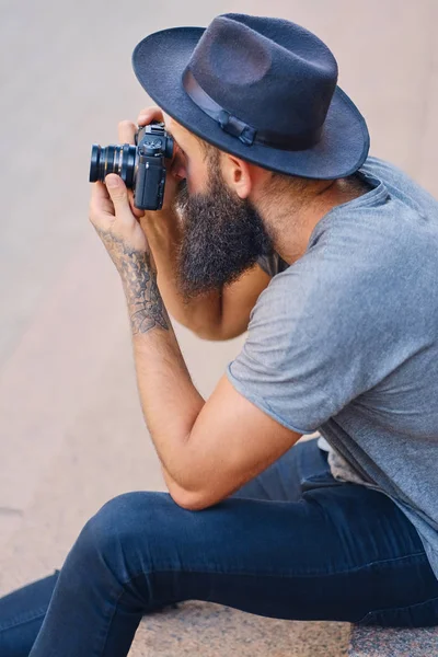 Sokak fotoğrafçı bir adım üzerinde oturur