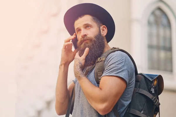 Hombre viajero usando un teléfono inteligente — Foto de Stock