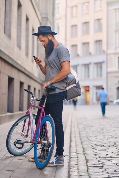 Hipster holds single speed bicycle — Stock Photo, Image