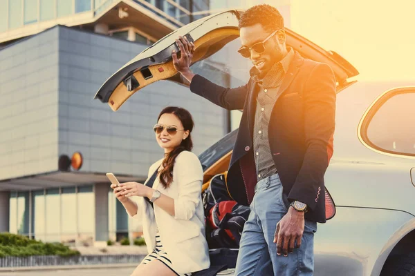 Reunión de negocios cerca del coche — Foto de Stock