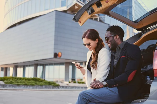 Reunión de negocios cerca del coche — Foto de Stock