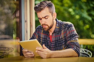 Sakallı erkek tablet kullanma