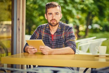 Sakallı erkek tablet kullanma