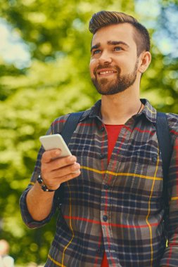 Sakallı erkek bir Polar gömlek giymiş 