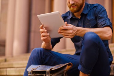 Gezgin bir tablet PC'yi kullanma