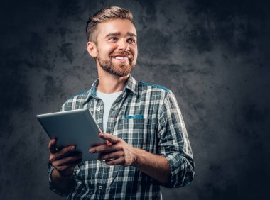 Sakallı erkek tutar tablet Pc