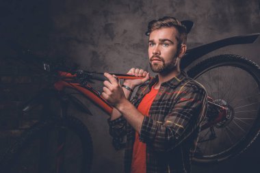 Sakallı adam dağ Bisiklet tutar