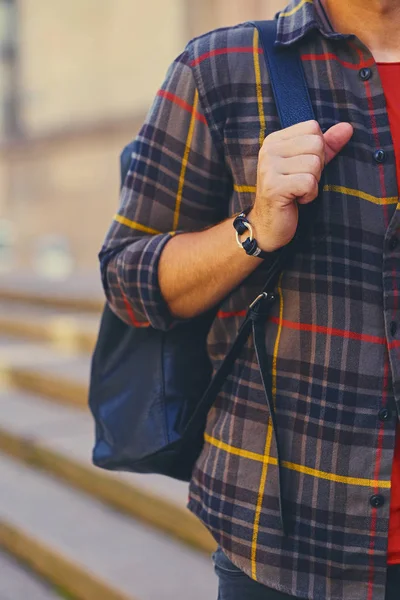 Homem com uma camisa de lã segura uma mochila — Fotografia de Stock