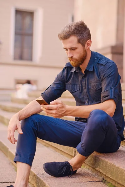Homem elegante usando um smartphone . — Fotografia de Stock