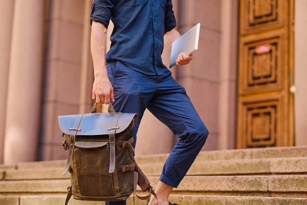 Hombre sostiene mochila de cuero —  Fotos de Stock